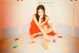 Jennie眼角水钻妆+金丝链条眼镜，甜美率性，凸出慵懒的假日氛围图片