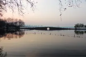 浙江杭州，去西湖边看一次城市里的日出图片