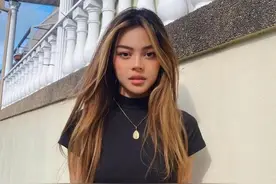 澳洲美女果然与众不同！扁平身材大胆穿，比基尼套牛仔裤意外很美图片