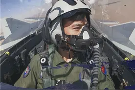 海报丨歼-20飞行员白龙：御风而行 铸盾空疆图片