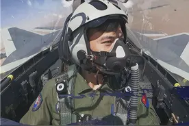 海报丨歼-20飞行员白龙：御风而行 铸盾空疆图片
