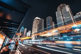 中国夜生活最发达的城市，深圳第一、上海第二，广州第三图片