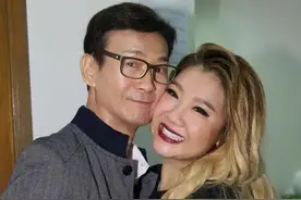 郑少秋基因强大，郑欣宜和异母妹妹如复制，妹妹情史混乱作风豪放图片