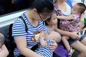 地铁上宝妈给娃喂母乳，男乘客却指责没素质，旁边阿姨淡定回怼图片