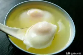 水煮荷包蛋，总是散开有白沫？学会这“一招”，完整滑嫩不粘锅图片