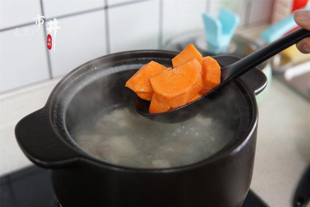 冬至进补，春天打虎，炖“羊肉胡萝卜汤”有窍门，汤白鲜香膻味小