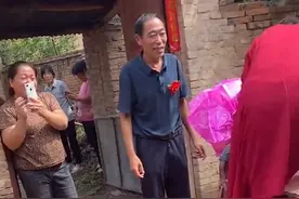 河南49岁新娘带2孩子出嫁，51岁大爷捧花迎娶！知情人：大爷头婚图片
