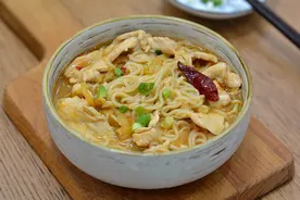 10分钟煮一锅麻辣鸡胸面，营养有滋味，吃出四川牛油火锅味图片