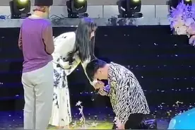 赵本山女儿惹争议！其爱徒当众对恩师球球跪拜，网友直呼不妥图片