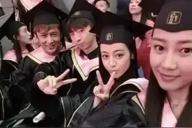 迪丽热巴大学3个同班同学，前2个红到发紫图片