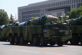 美国公开承认，中国反舰弹道导弹确实厉害，美国航母面临巨大压力图片