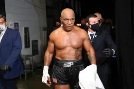 刘易斯评价泰森：我给他做陪练时就知道他是个天才，但打不过我图片