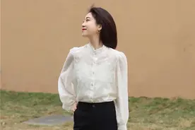 经久不衰的“衬衫”，怎么穿才出众？这3种搭配技巧，简单可复制图片