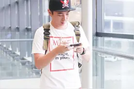 王思聪穿得挺接地气，但看着还挺清爽，就是红裤配绿鞋有点难懂图片