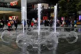 8岁男孩被喷泉冲至半空，不幸致死，这种喷泉到底有多可怕？图片