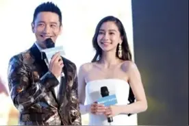 黄晓明和杨颖同框 印花西装好帅气 杨颖的抹胸显骨感图片