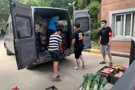 蔬果超市老板的“坚守”：10位员工吃住在万邦“批菜”，配送到小区不发民难财图片