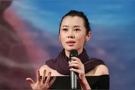 余男的斜方肌挺发达，穿紧身露肩装配围巾，轻松遮出直角肩效果图片