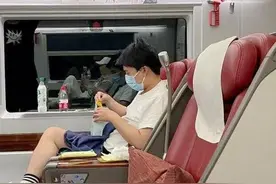 郭麒麟出行被偶遇，穿着简朴婉拒和路人合影，身患痛风疑仍喝饮料图片