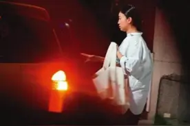 37岁杨祐宁未婚妻罕露面，婚前怀孕太心酸，挺孕肚独自工作气色差图片