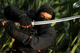 忍者持刀砍伤美军特种部队，26个特种兵抱团求救.....图片