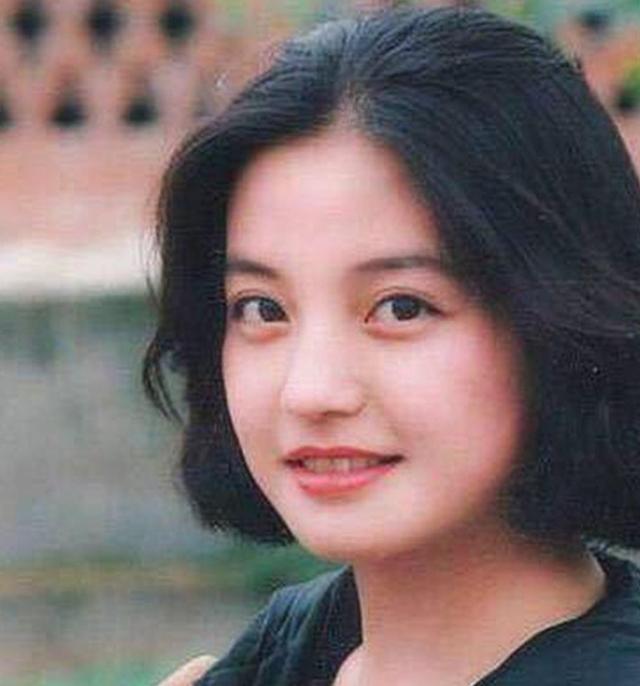 “小燕子”赵薇的情史：四个男朋友和一个老公，她要的生活很简单