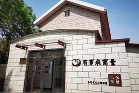 和居民坐在一条板凳上“谋共识、解难题”图片