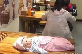 “最无奈宝宝”走红，爸妈吃烧烤嫌娃碍事放进包里，网友：赠品吧图片