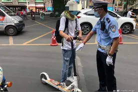 看似酷炫拉风的背后，潜藏着重重危险！成都交警提醒这种车不能上路行驶图片
