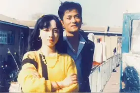服了！李思思晒母亲旧照，母女几乎一模一样，全靠卧蚕区分图片