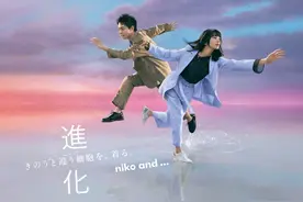 菅田将晖小松菜奈合拍广告，水上嬉戏姿态豪迈图片