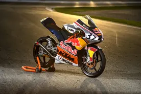 MotoGP 红牛新秀杯的 KTM RC250R 赛车图片