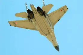 空中大长腿，不知道副油箱为何物的苏-27，居然也有保形油箱图片