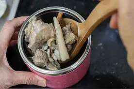 一锅鸡汤毒倒一群人！认清它：这种东西千万不要出现在餐桌上图片