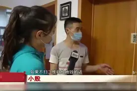 妻子不让丈夫进屋休息，每次进屋扫描二维码，付钱才能进图片