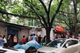 西安很火的一家猪蹄店，下午4点多开门，早早都有人来排队了图片