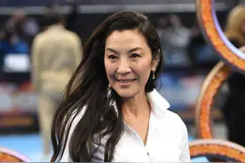 伦敦首映礼，杨紫琼穿国货显优雅，不化“亚裔妆”的陈法拉太美了图片