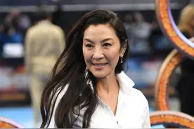 伦敦首映礼，杨紫琼穿国货显优雅，不化“亚裔妆”的陈法拉太美了图片