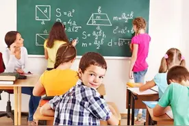 小学女生一统天下，初中男生开始反超，相信这个结论大概率后悔图片