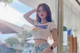 越南美女老师，凭借“课堂照”走红，网友：羡慕图片