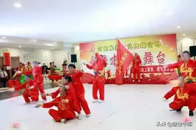 街头巷尾趣事多，民间百姓自娱乐图片