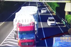小车驾驶员走神错过出口竟高速变道减速停车！货车来不及刹车追尾视频封面