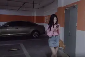 他在电梯里偷偷打量着女生，突然……关键时刻别喊救命，你要这样做！图片