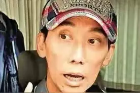 56岁张达明患鼻咽癌瘦到变样，主动与妻子离婚，绝望到选好骨灰盒图片