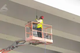 碧鸡路高架桥喷漆让车“穿花衣”？施工方：一周内完成作业，理赔可分标段找负责人图片