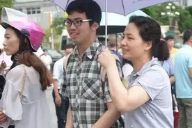 高中生接送行为引争议，大学教授怒批巨婴式养娃，遭家长霸气回怼图片