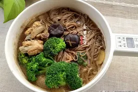 一个人的午餐，家常汤面有肉有菜，咸鲜味美连锅上桌，太赞了图片