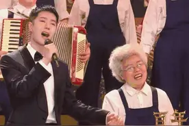 王一博给奶奶们献花，还一起牵手，小奶音又正又可爱图片