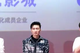 谢霆锋都40岁了，仍没有油腻感，棱角清晰，穿衬衫好似叛逆少年图片