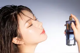 女人喷香水时，尽量别犯这3个“错误”，不然味道易散还难闻图片